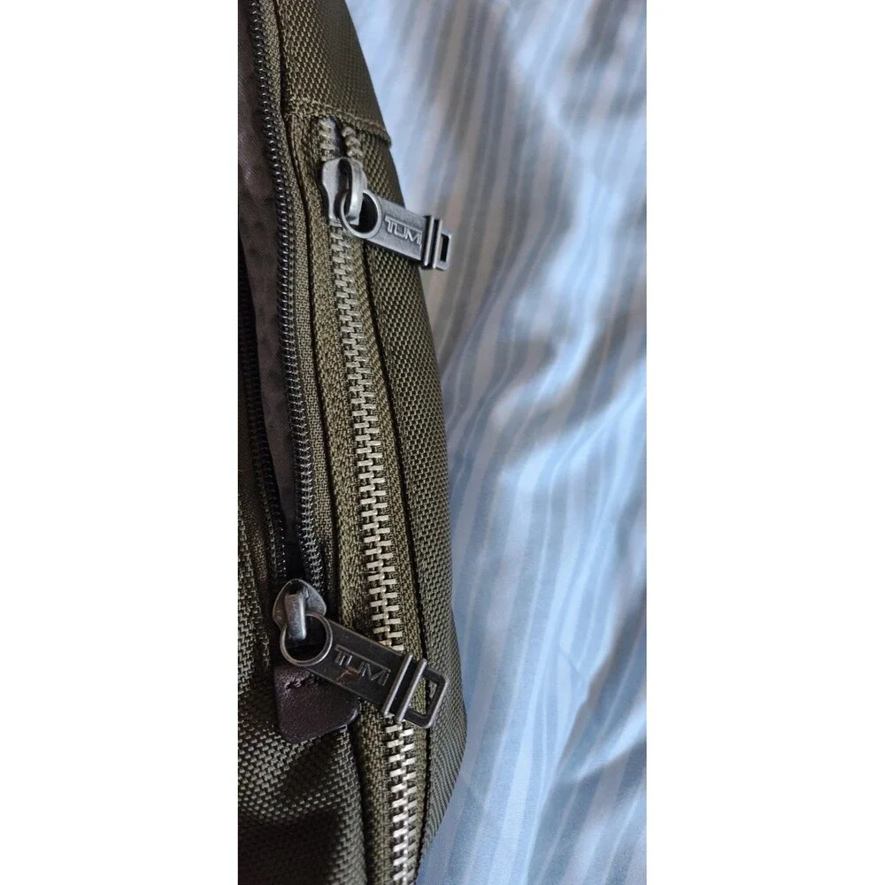 Tumi construction pockets organized